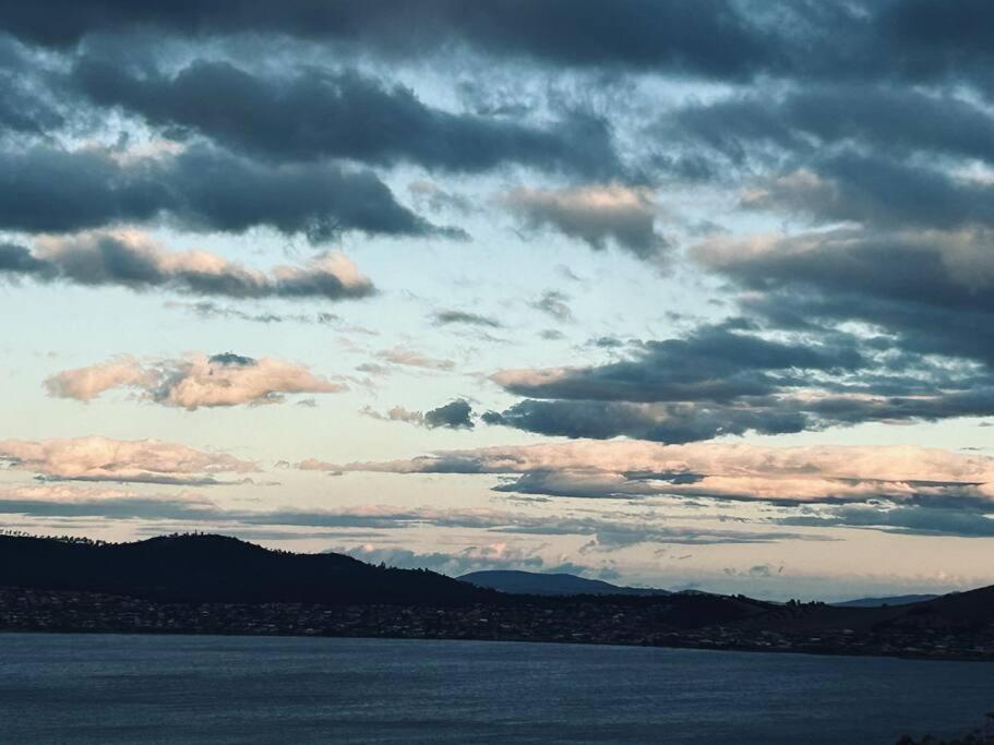The Tassie - Luxury With Panoramic Water Views Villa Hobart Bagian luar foto